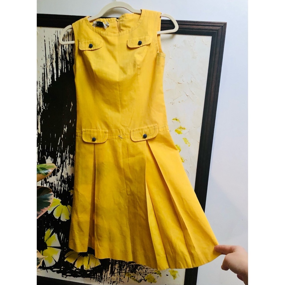 Adorable 🥰 Vtg Yellow dress w pleats - Picture 3 of 10
